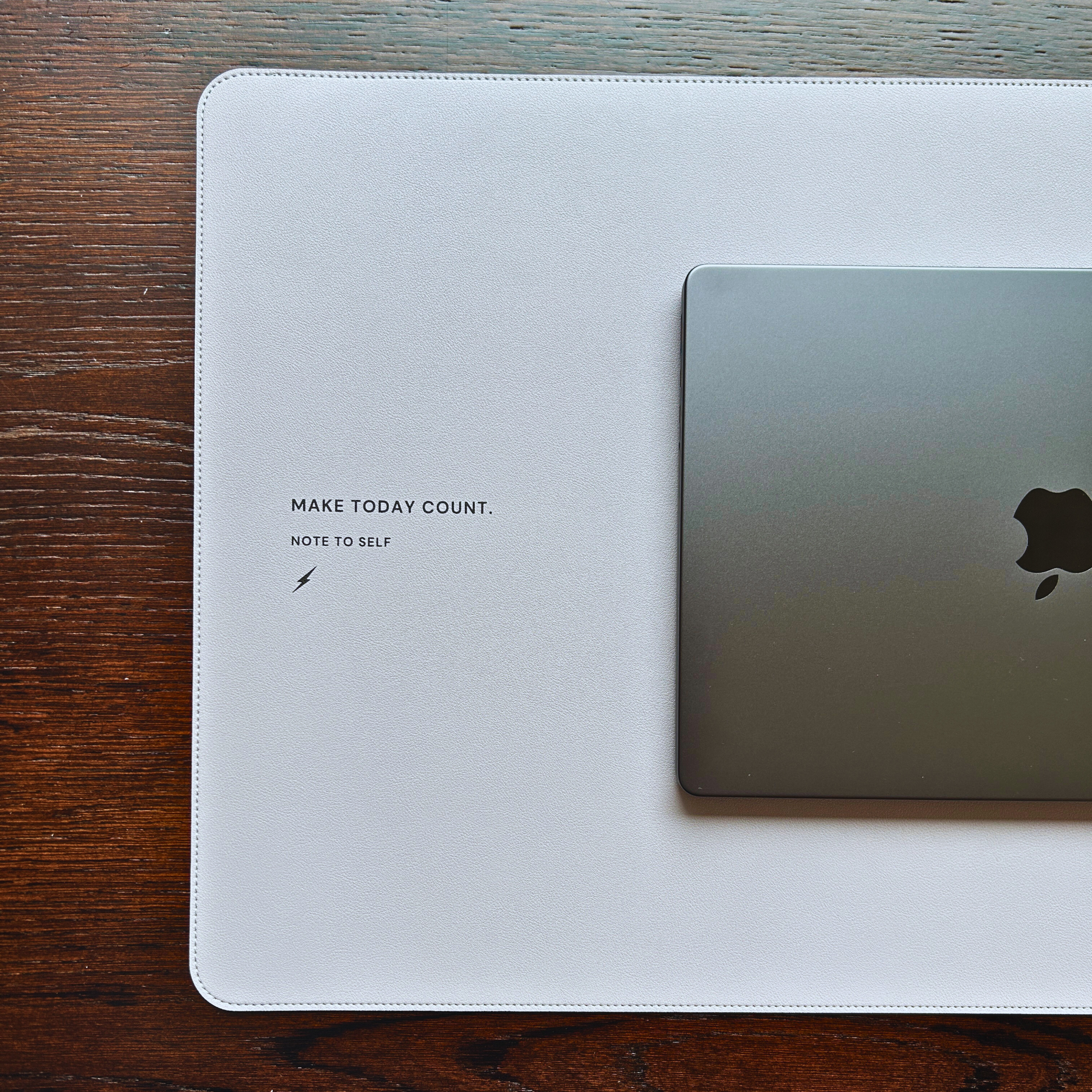 Produktbild Desk Pad in Space Grey Motivation "Make today count." Lifestyle Top Laptop