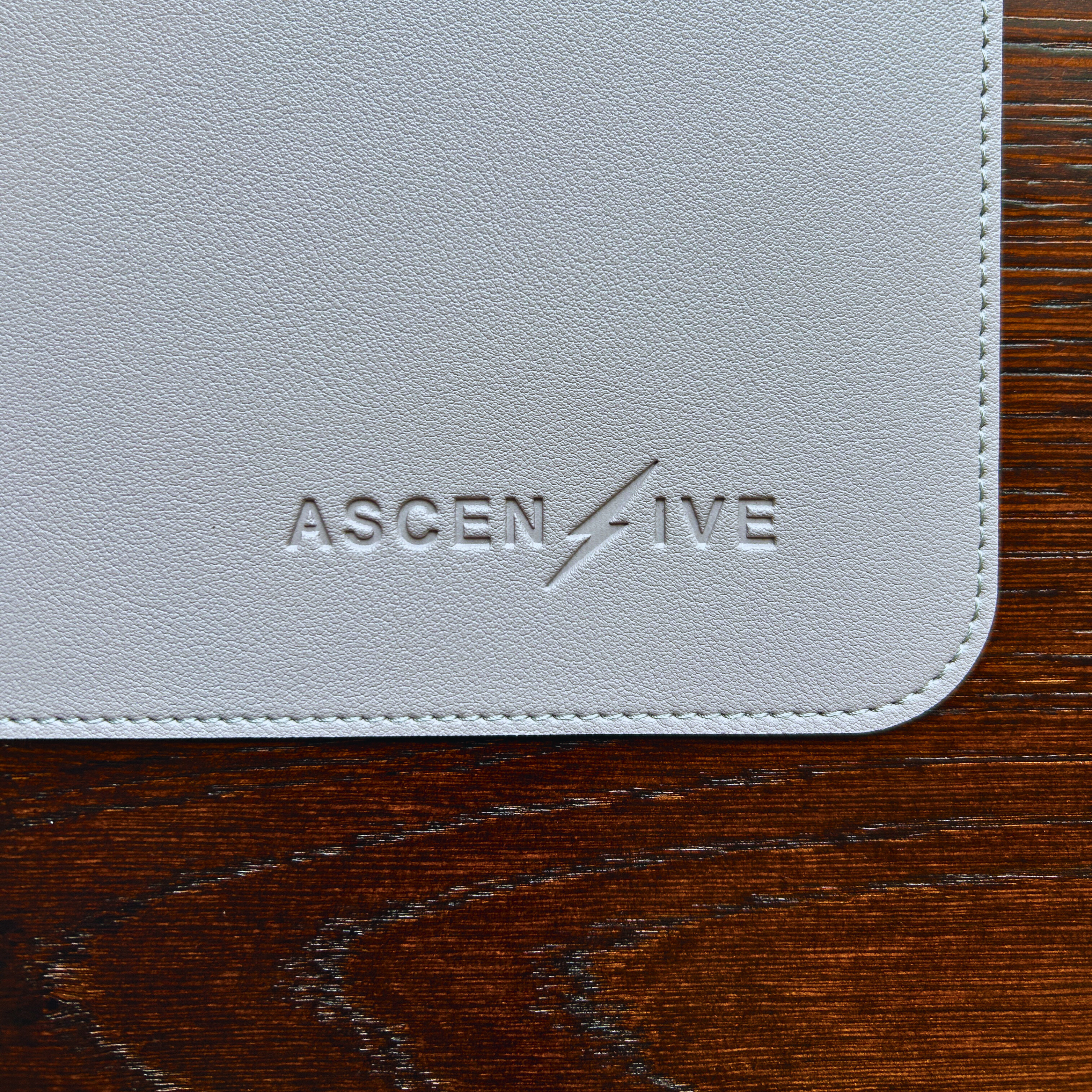 Produktbild Desk Pad in Space Grey Motivation "Make today count." Logo Close
