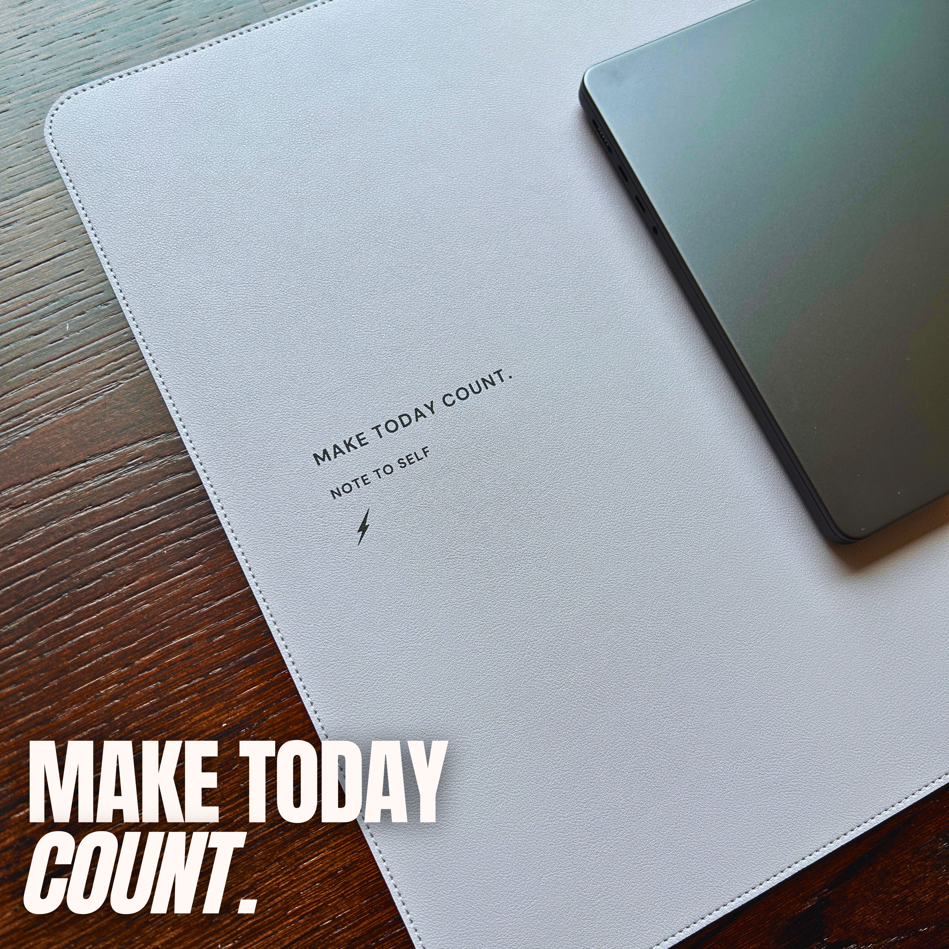 Produktbild Desk Pad in Space Grey Motivation "Make today count." Spruch unten links