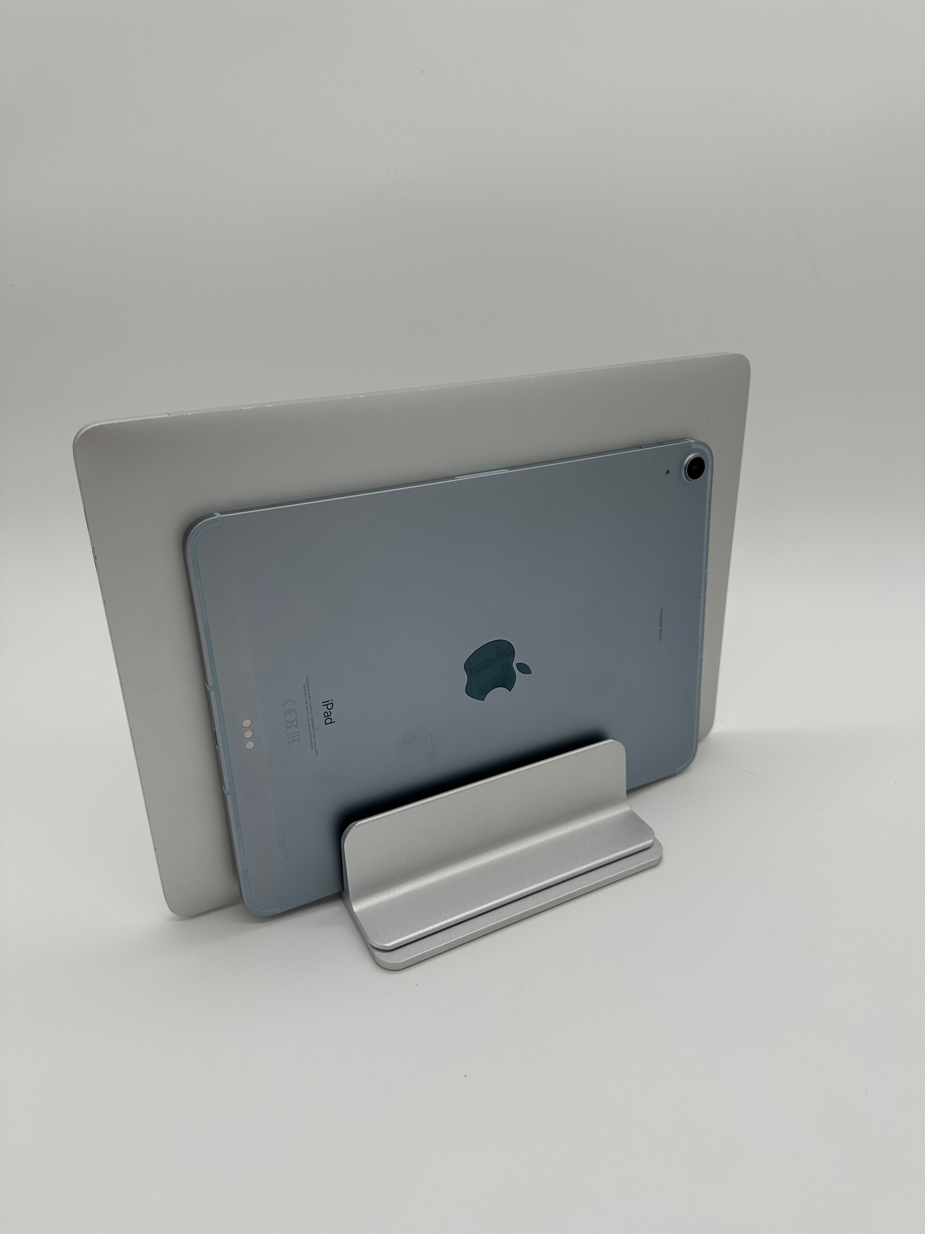 Produktbild Laptopstand Vertikal Silber Lifestyle zwei Geräte