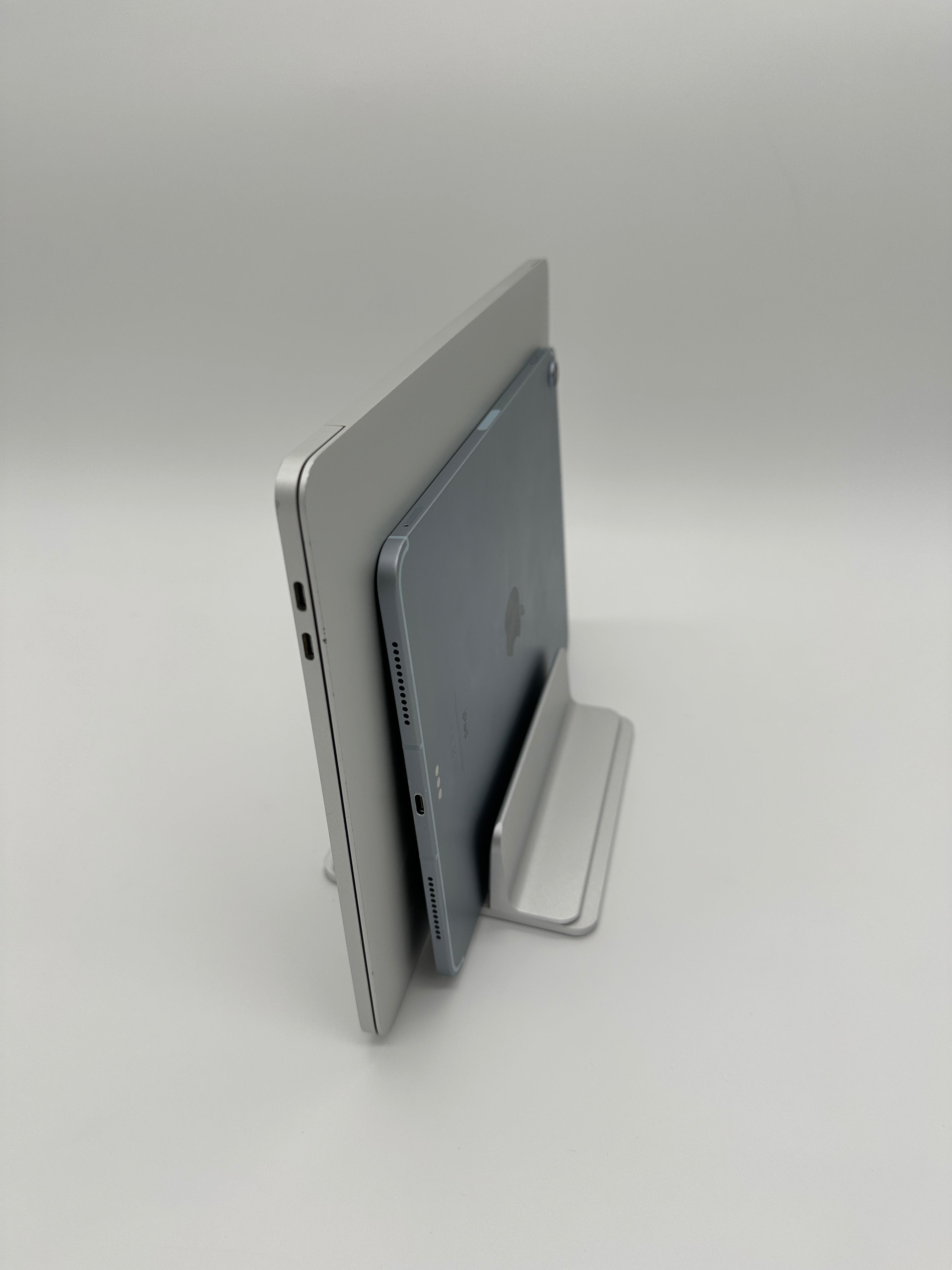 Produktbild Laptopstand Vertikal Silber Lifestyle zwei Geräte Seite