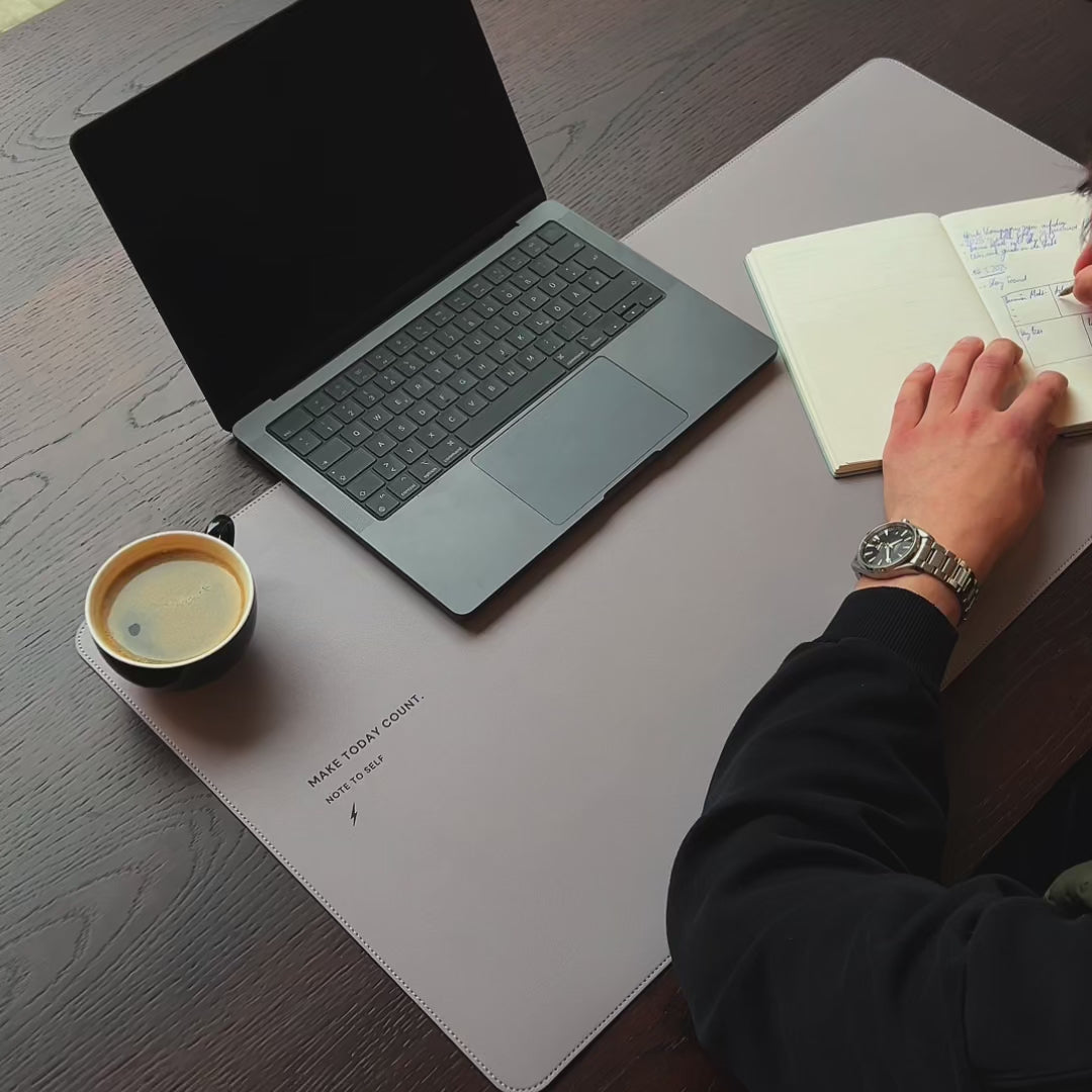 Produktvideo Desk Pad in Space Grey Motivation Make today count.