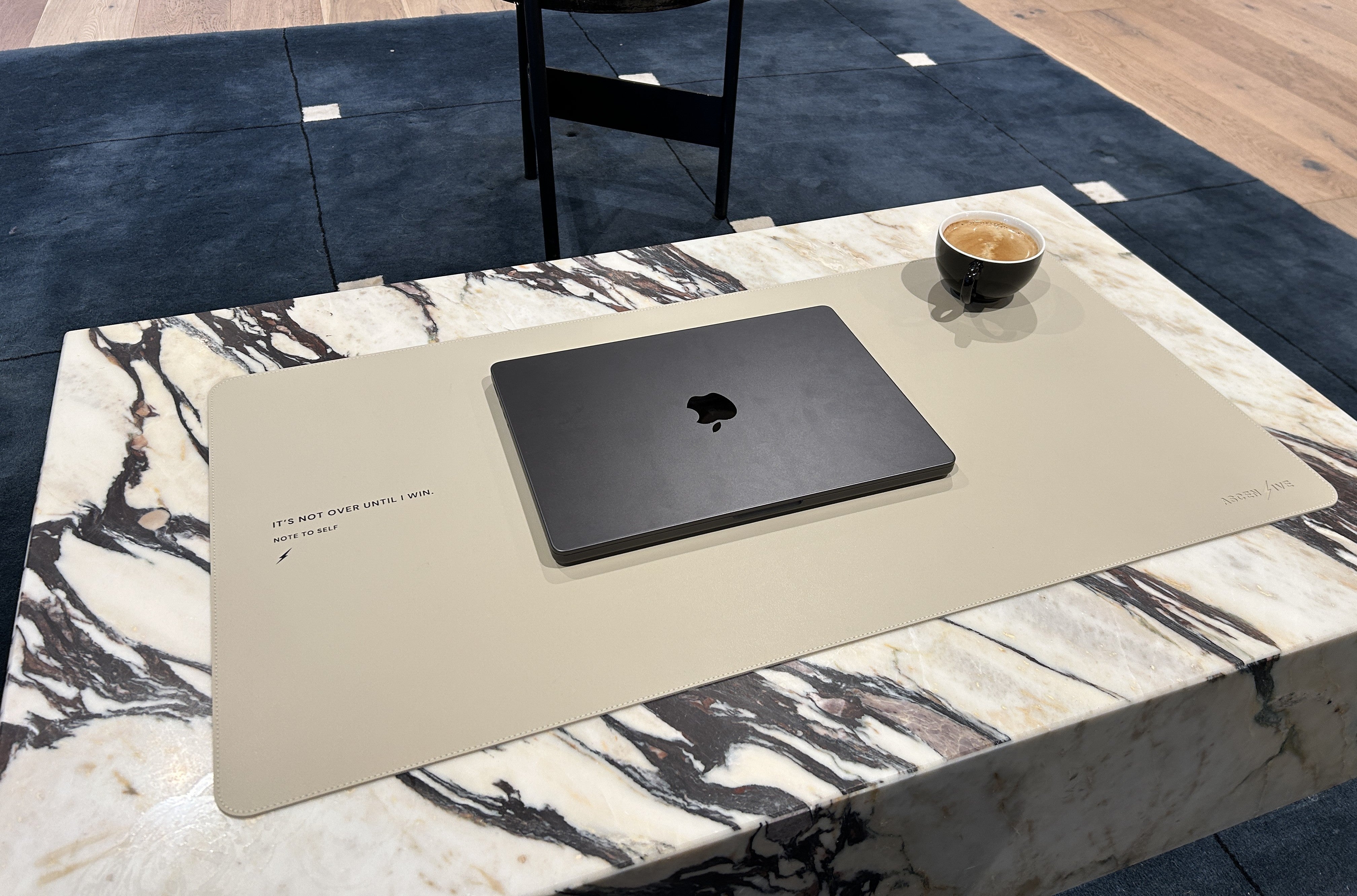 Galleriebild Moodboard Our Story Page Desk Pad auf Marmortisch