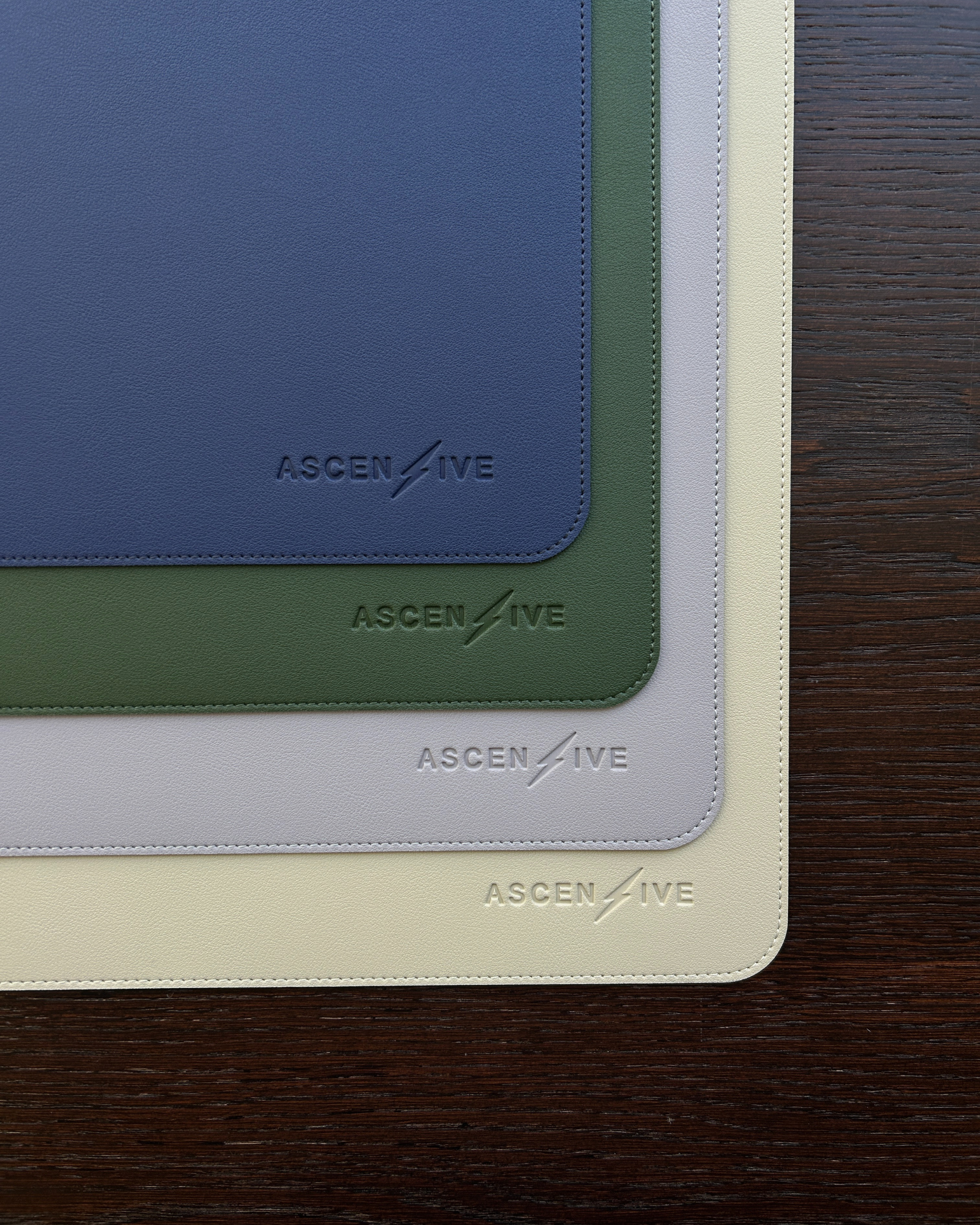Galleriebild Moodboard Our Story Page Mehrere Desk Pads