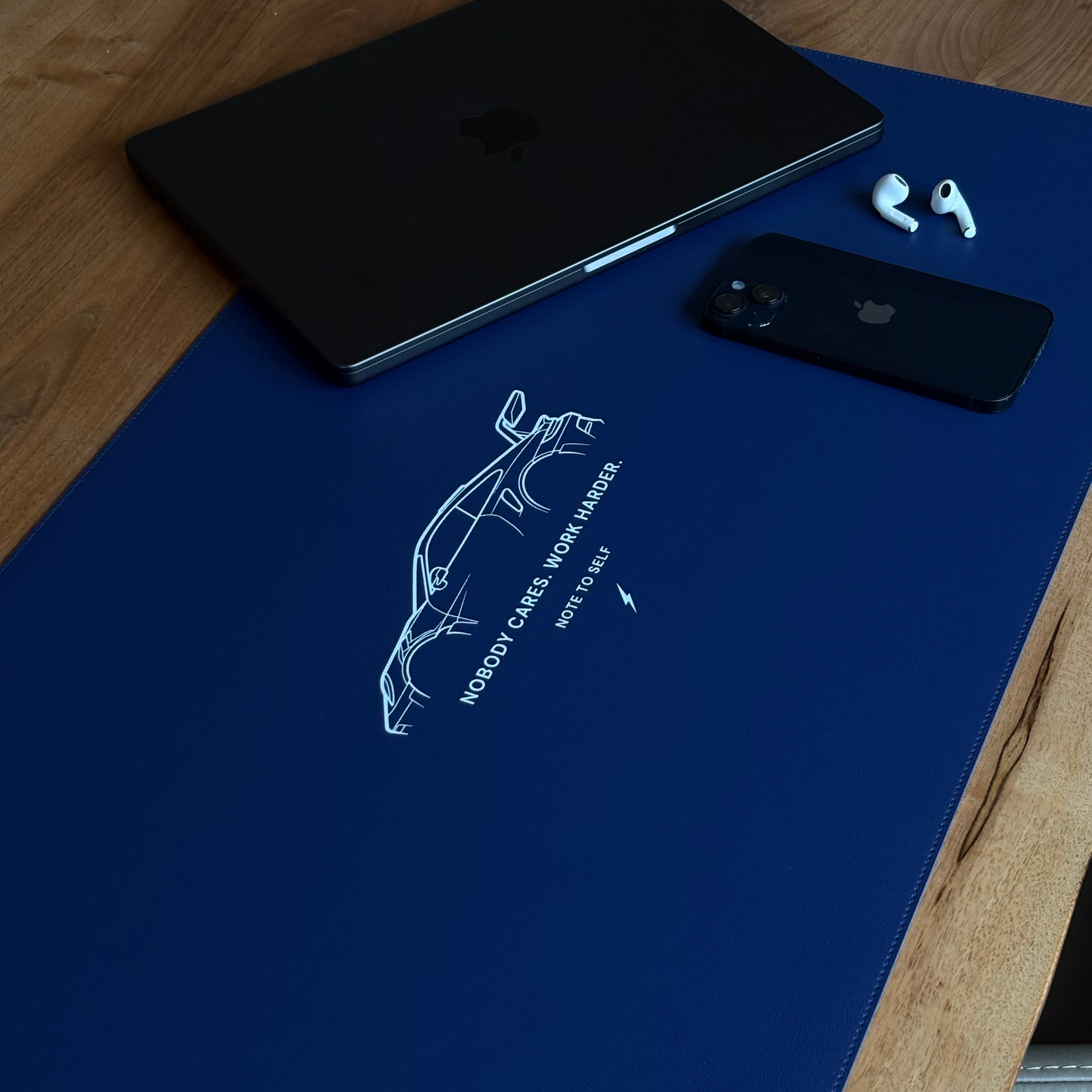 Produktbild Desk Pad in Ocean Blue Motivation: "Nobody Cares. Work Harder" Lifestyle Laptop closed