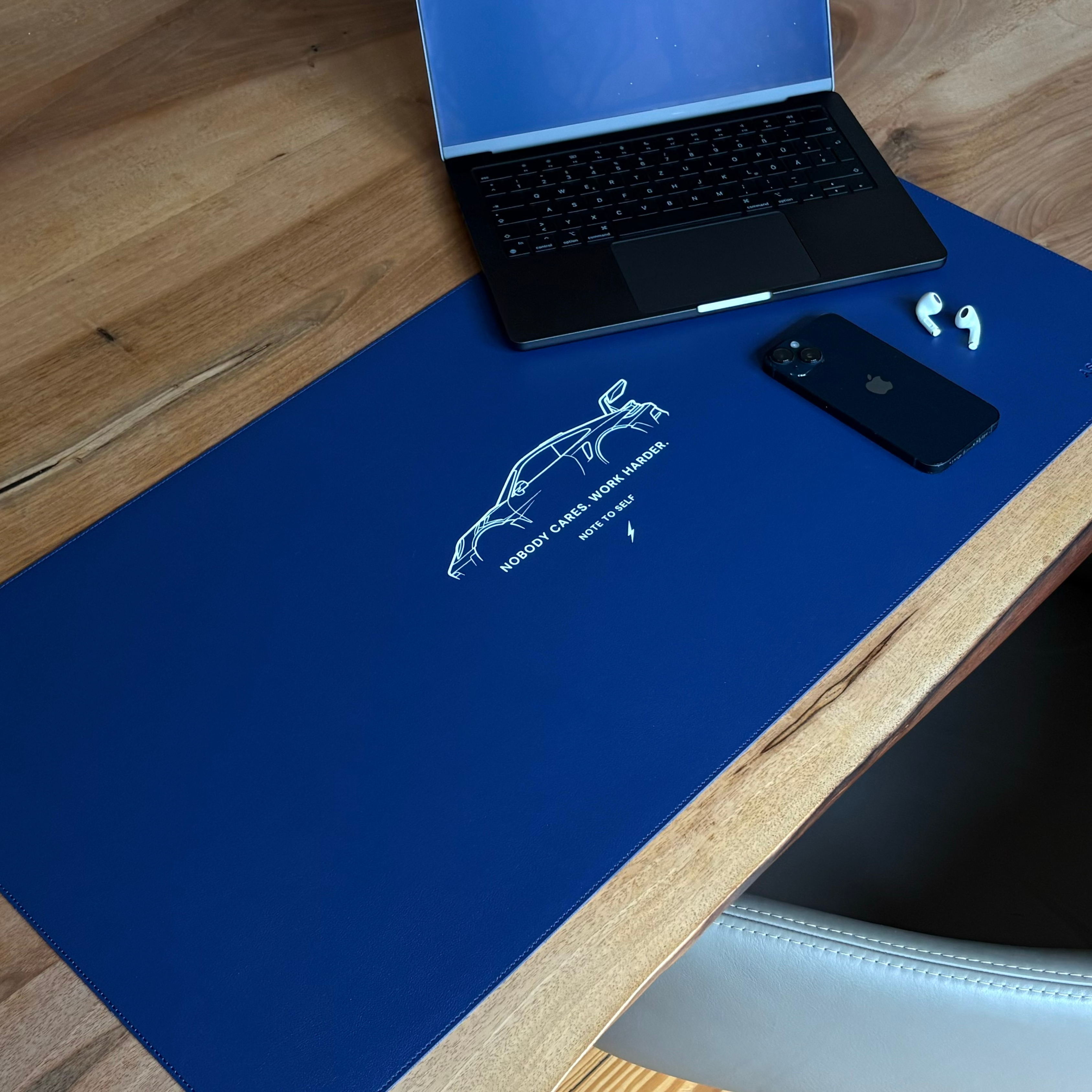 Produktbild Desk Pad in Ocean Blue Motivation: "Nobody Cares. Work Harder" Lifeytle Laptop open