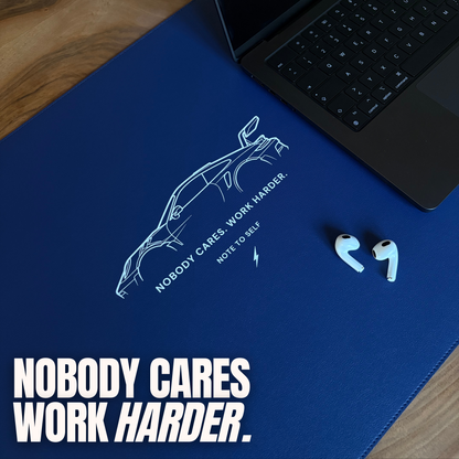 Produktbild Desk Pad in Ocean Blue Motivation: "Nobody Cares. Work Harder" Schrift unten links