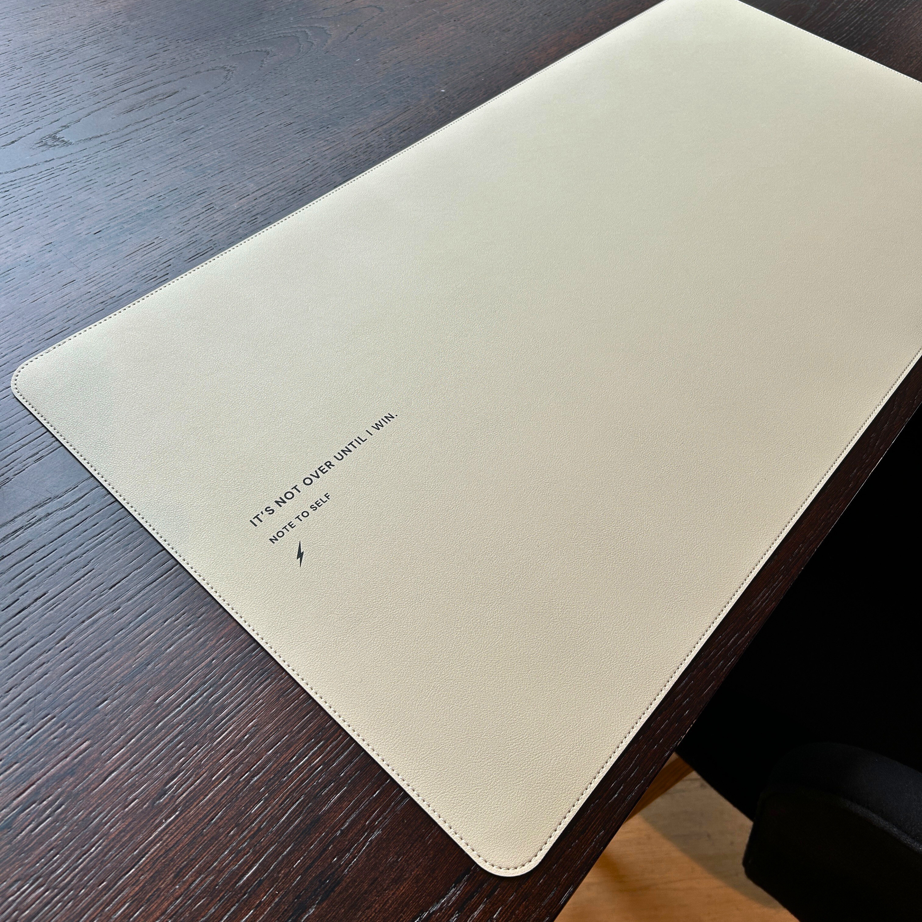 Produktbild Desk Pad in Sand Beige Motivation: "It's not over until I win." Lifestyle Plane