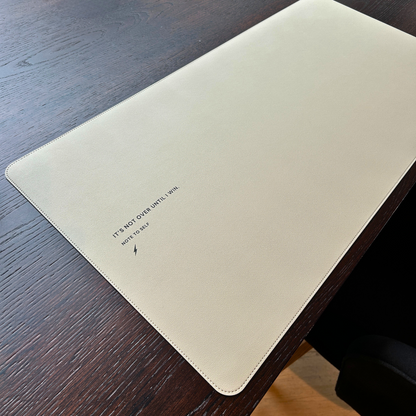 Produktbild Desk Pad in Sand Beige Motivation: "It's not over until I win." Lifestyle Plane
