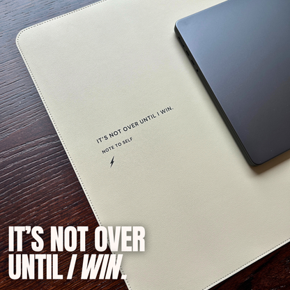 Produktbild Desk Pad in Sand Beige Motivation: "It's not over until I win." Spruch unten links