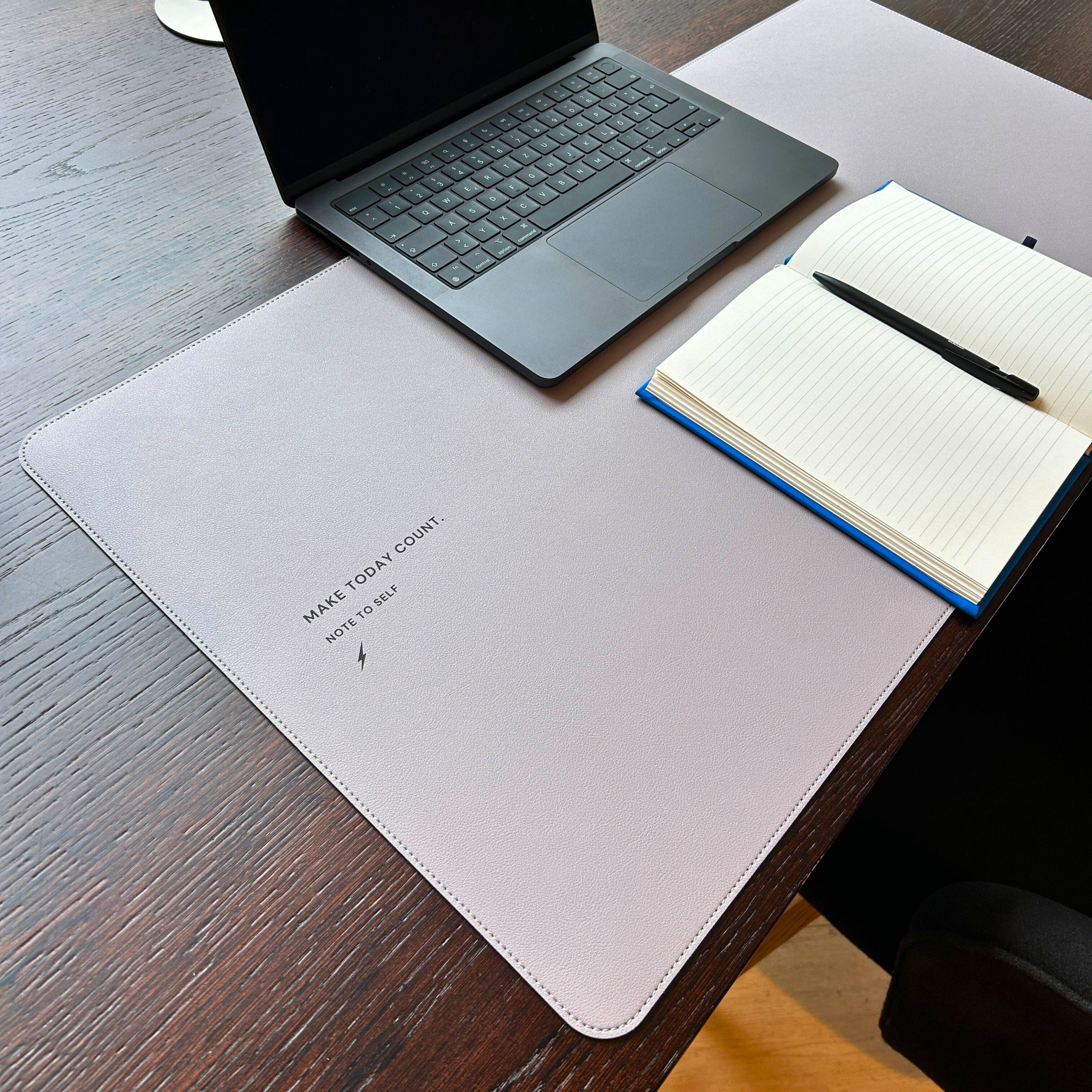 Produktbild Desk Pad in Space Grey Motivation "Make today count." Lifestyle Laptop und Block