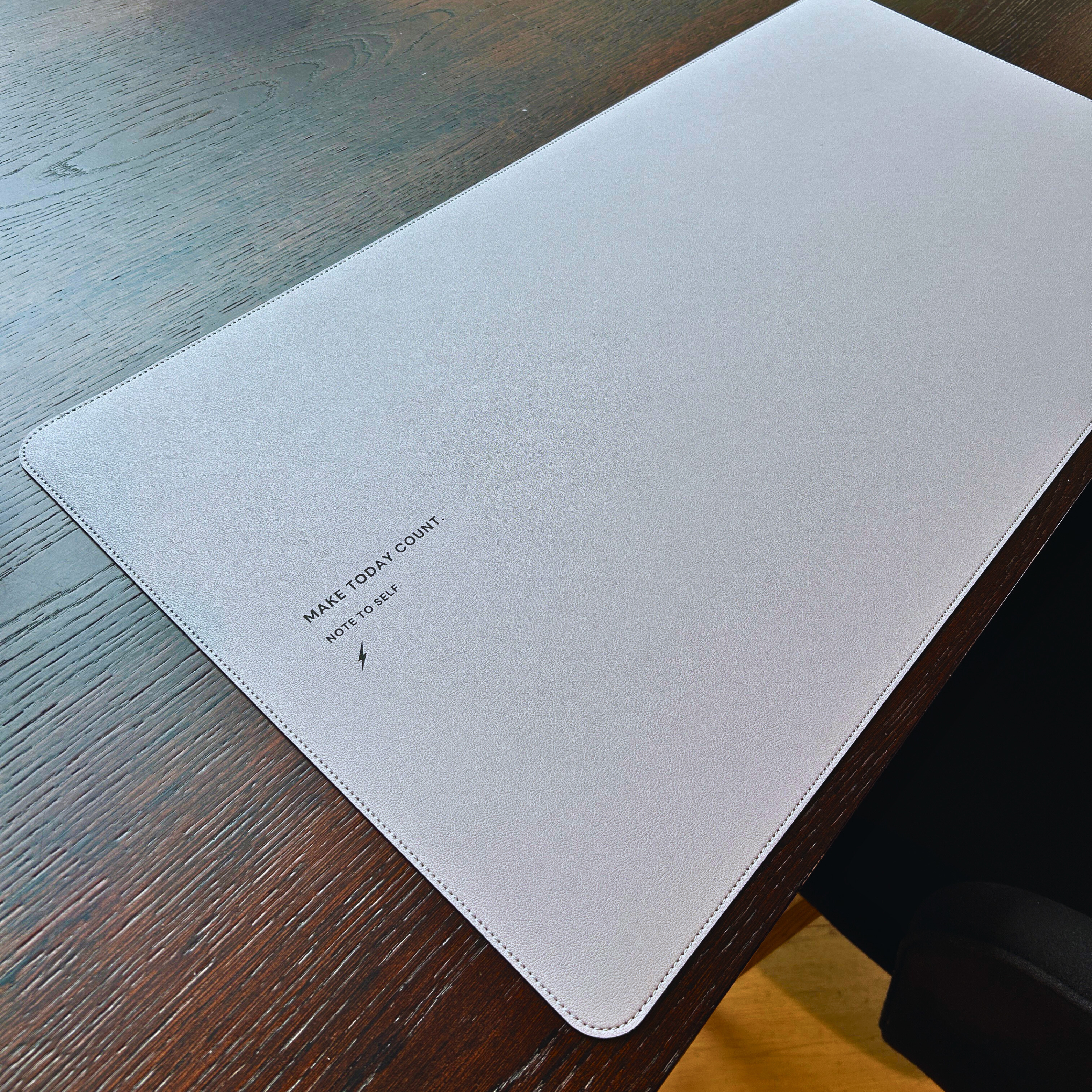 Produktbild Desk Pad in Space Grey Motivation "Make today count." Lifestyle Plane