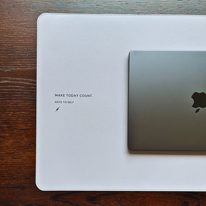 Produktbild Desk Pad in Space Grey Motivation "Make today count." Lifestyle Top Laptop