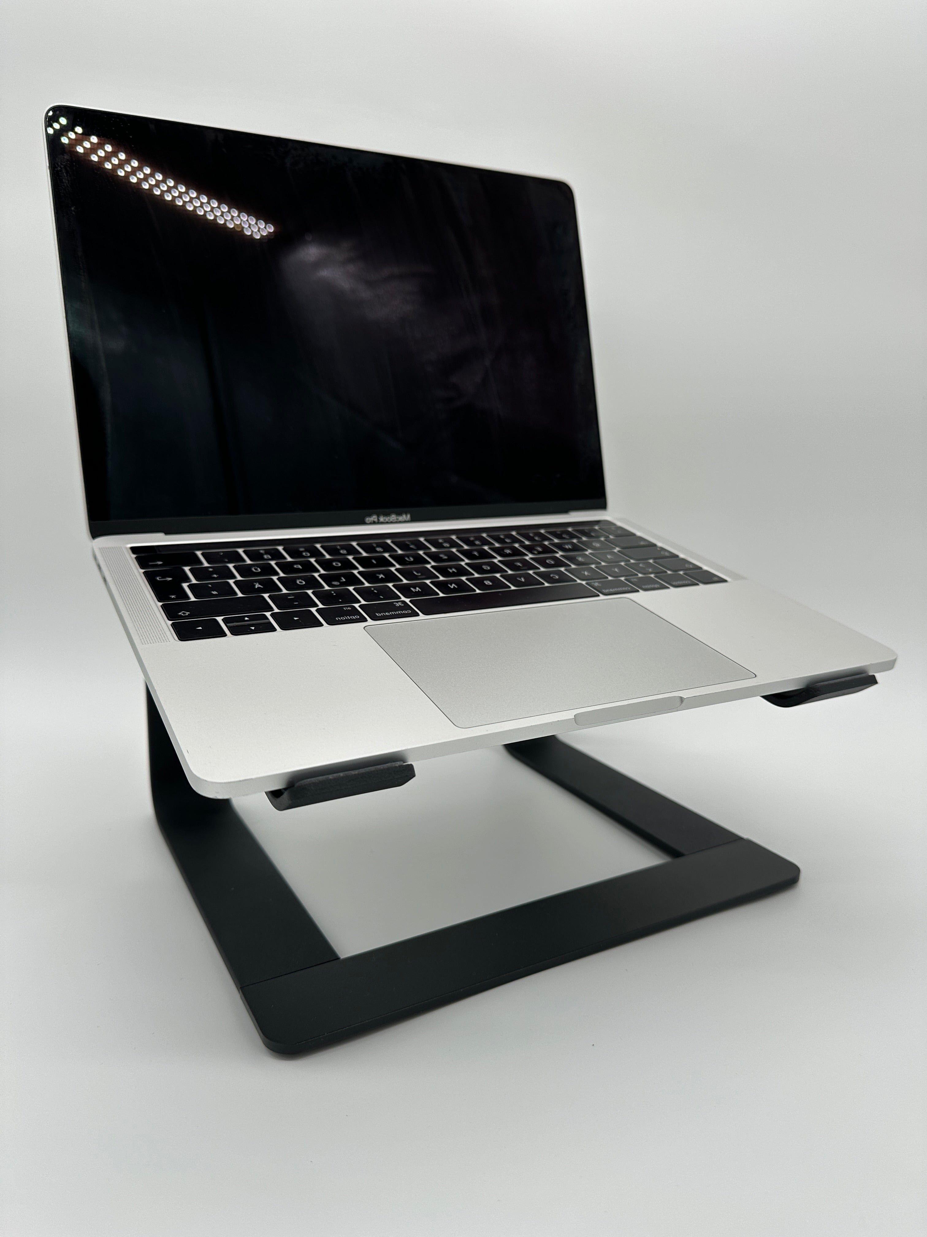 Produktbild Laptophalterung Stand Aluminium Schwarz Lifestyle Frontansicht