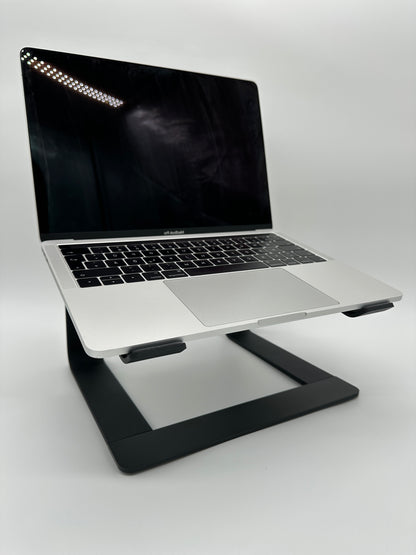 Produktbild Laptophalterung Stand Aluminium Schwarz Lifestyle Frontansicht