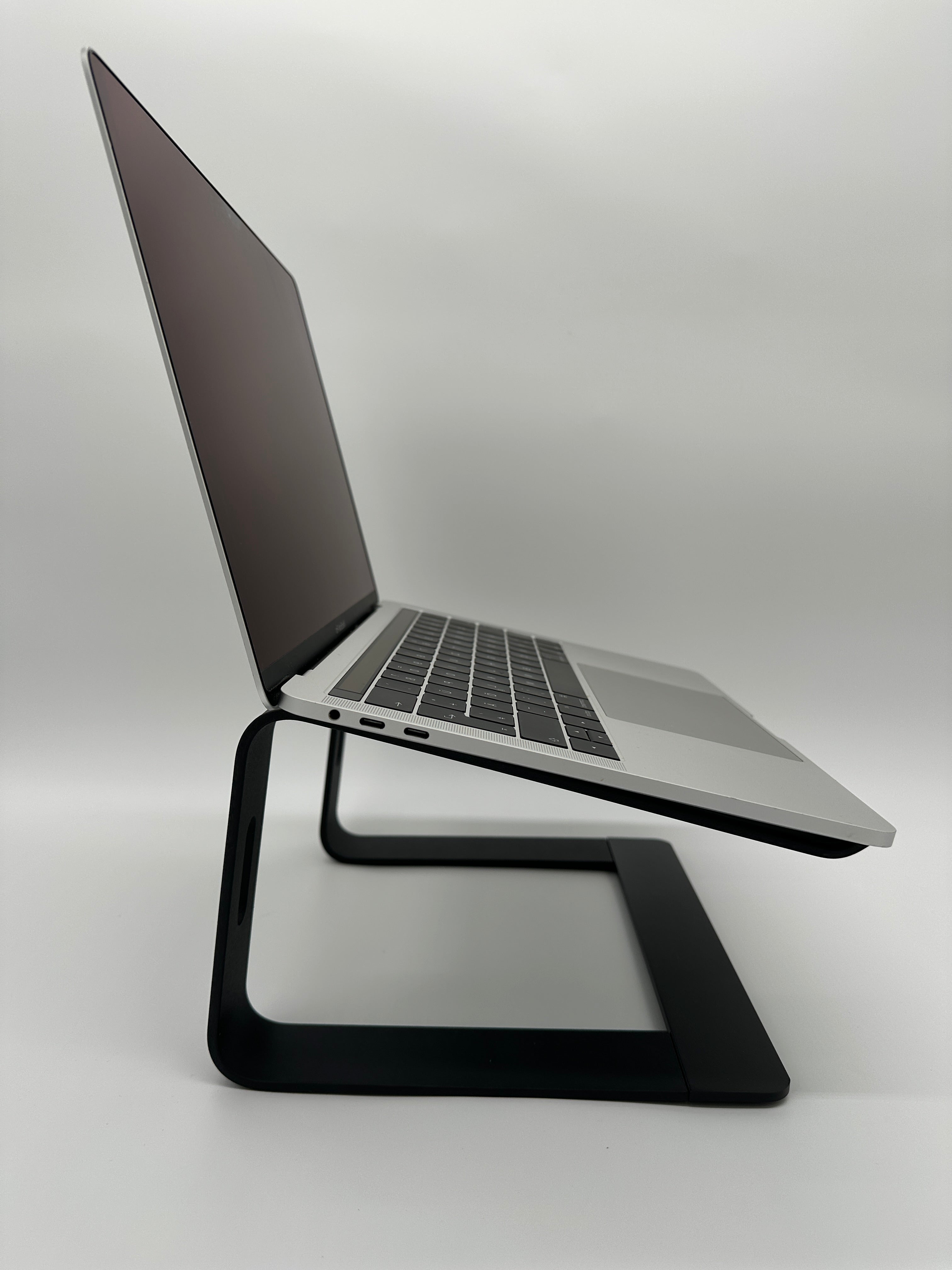 Produktbild Laptophalterung Stand Aluminium Schwarz Lifestyle Seitansicht