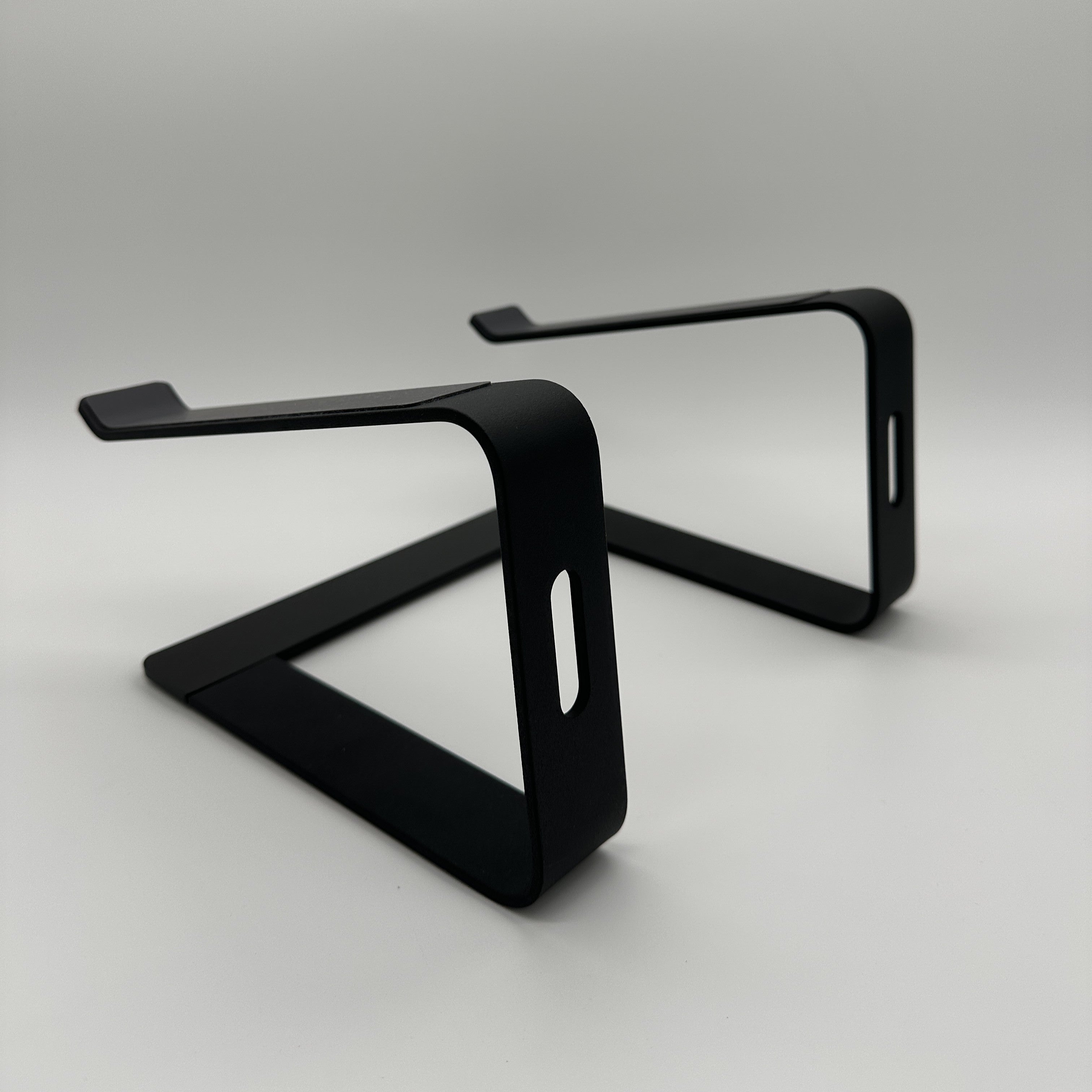 Produktbild Laptophalterung Stand Aluminium Schwarz Seitliche Backansicht