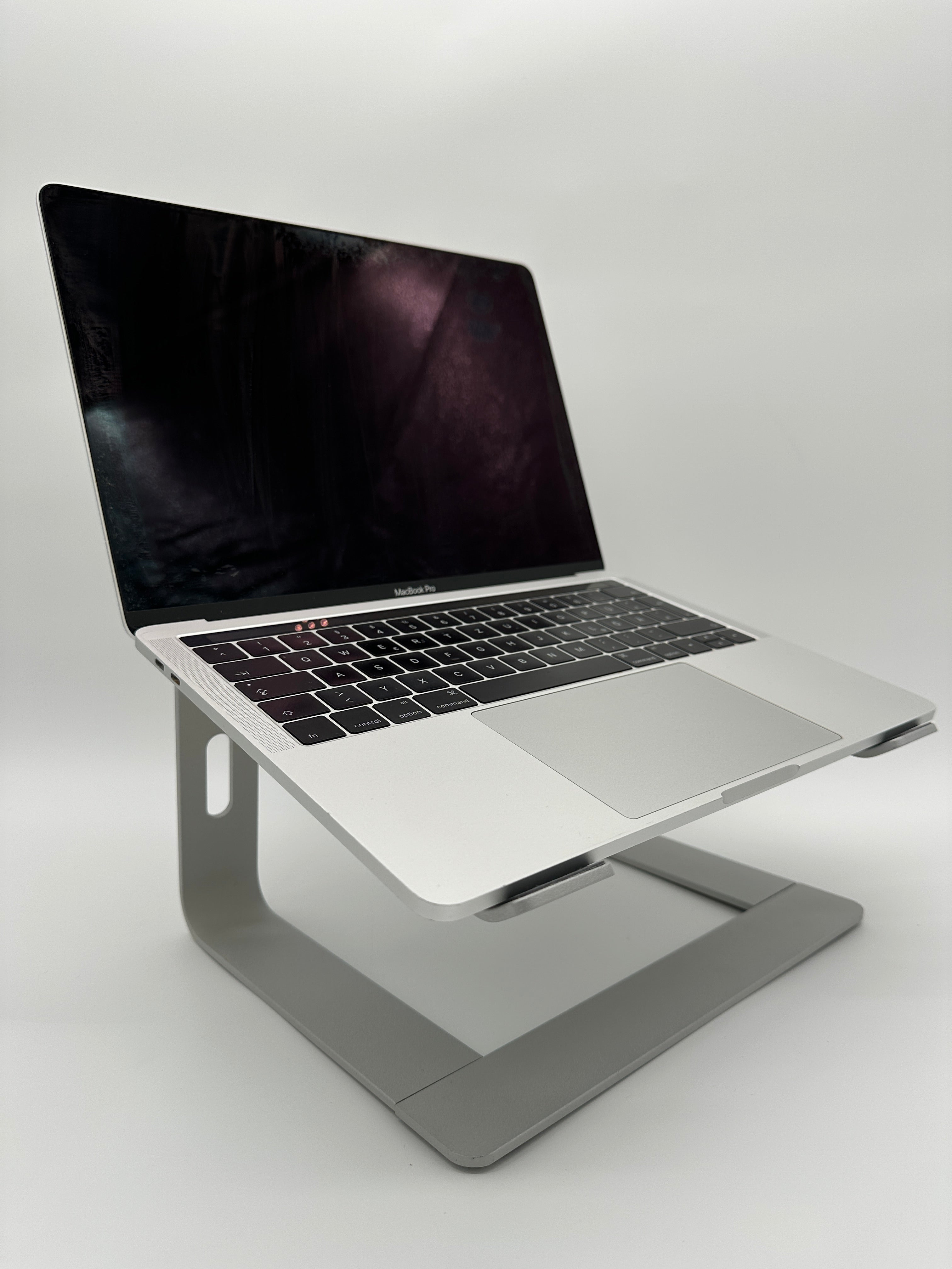 Produktbild Laptophalterung Stand Aluminium Silber Lifestyle Frontansicht