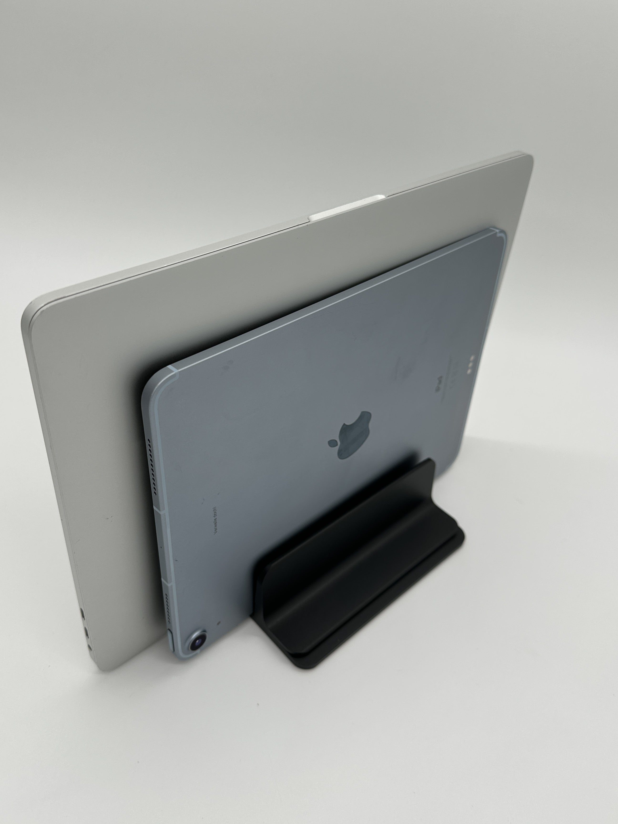 Produktbild Laptopstand Vertikal Schwarz Lifestyle Zwei Geräte