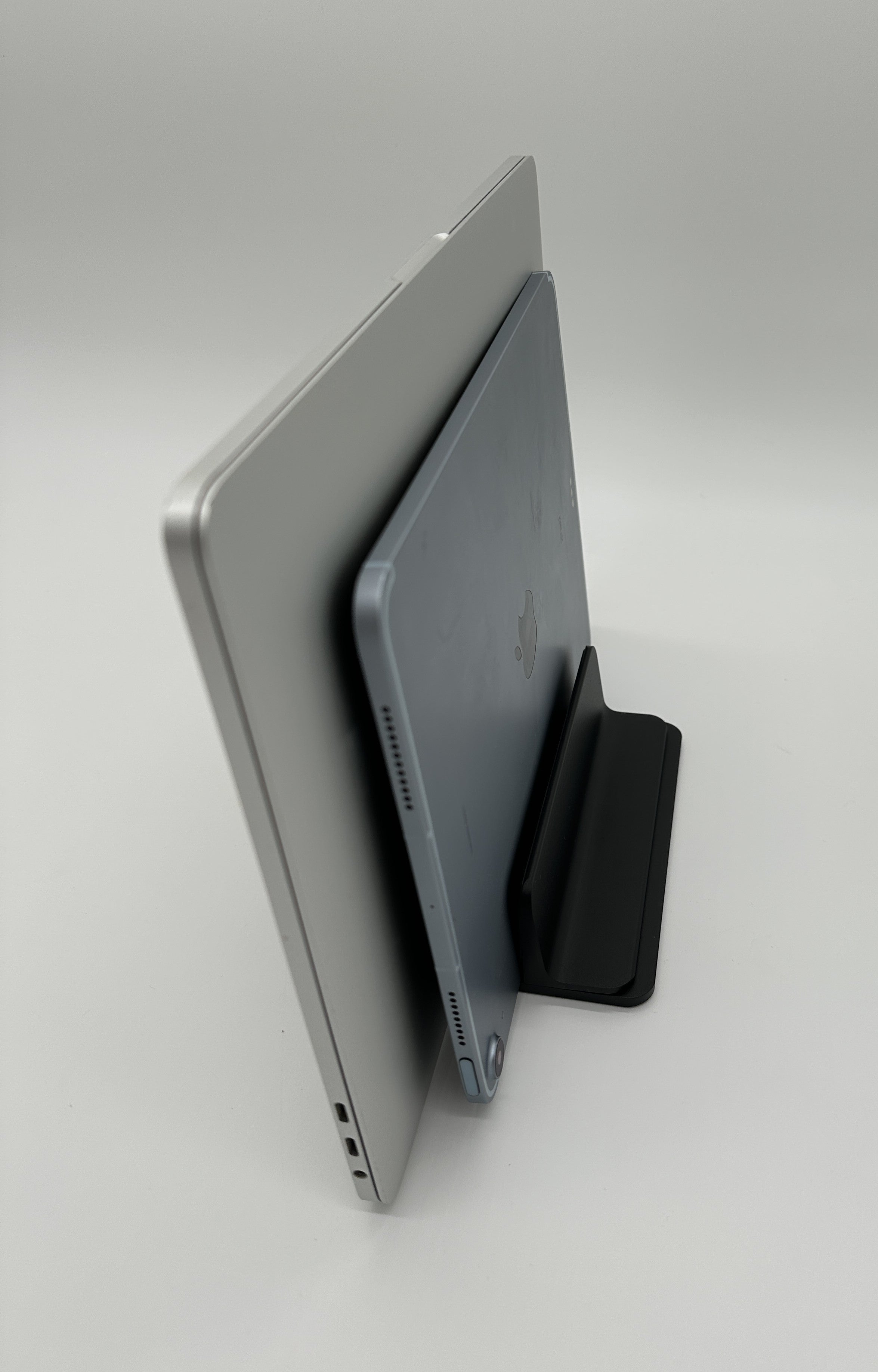 Produktbild Laptopstand Vertikal Schwarz Lifestyle Zwei Geräte Seitansicht