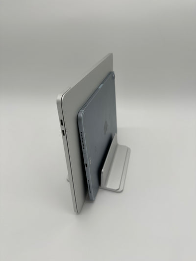 Produktbild Laptopstand Vertikal Silber Lifestyle zwei Geräte Seite