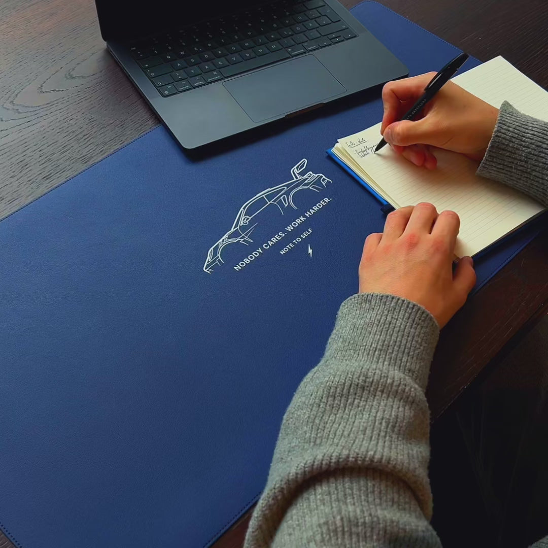 Produktvideo Desk Pad in Ocean Blue Motivation Nobody Cares. Work Harder.