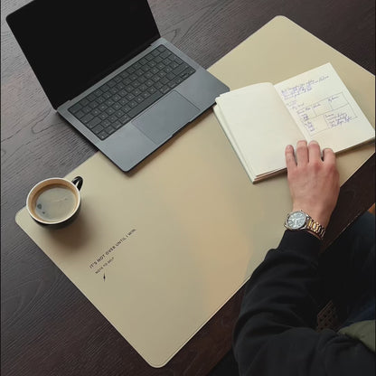 Produktvideo Desk Pad in Sand Beige Motivation It's not over until I win.